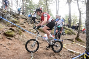 Les équilibristes du VTT trial sur le rocher de Saint-Maurice-de-Lignon