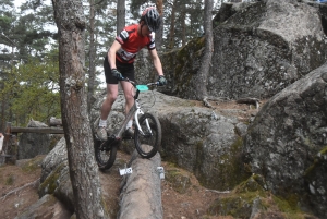 Les équilibristes du VTT trial sur le rocher de Saint-Maurice-de-Lignon