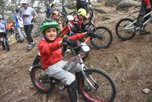 Les équilibristes du VTT trial sur le rocher de Saint-Maurice-de-Lignon