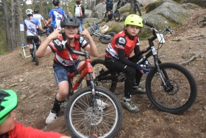 Les équilibristes du VTT trial sur le rocher de Saint-Maurice-de-Lignon