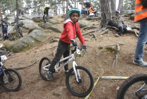 Les équilibristes du VTT trial sur le rocher de Saint-Maurice-de-Lignon