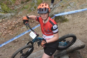 Les équilibristes du VTT trial sur le rocher de Saint-Maurice-de-Lignon