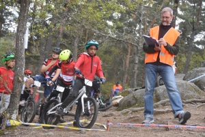 Les équilibristes du VTT trial sur le rocher de Saint-Maurice-de-Lignon