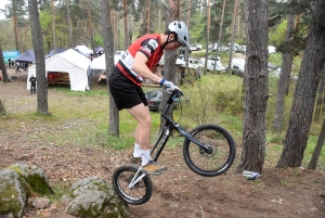 Les équilibristes du VTT trial sur le rocher de Saint-Maurice-de-Lignon