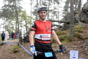 Les équilibristes du VTT trial sur le rocher de Saint-Maurice-de-Lignon