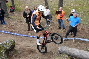 Les équilibristes du VTT trial sur le rocher de Saint-Maurice-de-Lignon