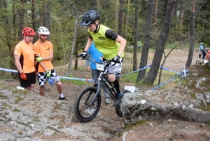 Les équilibristes du VTT trial sur le rocher de Saint-Maurice-de-Lignon