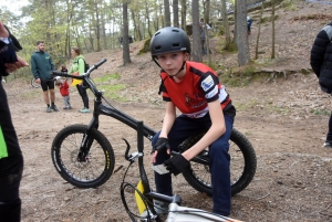 Les équilibristes du VTT trial sur le rocher de Saint-Maurice-de-Lignon