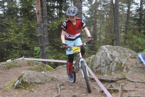 Les équilibristes du VTT trial sur le rocher de Saint-Maurice-de-Lignon