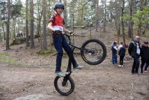 Les équilibristes du VTT trial sur le rocher de Saint-Maurice-de-Lignon