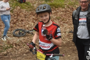 Les équilibristes du VTT trial sur le rocher de Saint-Maurice-de-Lignon