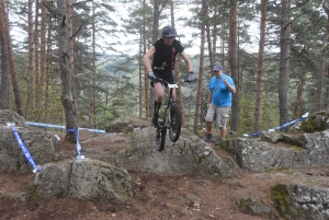 Les équilibristes du VTT trial sur le rocher de Saint-Maurice-de-Lignon