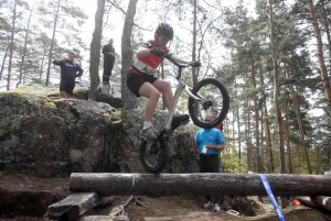 Les équilibristes du VTT trial sur le rocher de Saint-Maurice-de-Lignon