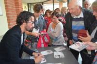 Les spectateurs se pressaient pour faire dédicacer les albums de l&#039;artiste.