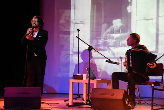 Des projections agrémentaient le concert de Mathieu Sempéré et Aurélien Noël.|Mathieu Sempéré alias &quot;le ténor&quot;, membre des Stentors..|Mathieu Sempéré.|Aurélien Noël.|Mathieu Sempéré et Aurélien Noël.|Les spectateurs se pressaient pour faire dédicacer les albums de l&#039;artiste.||