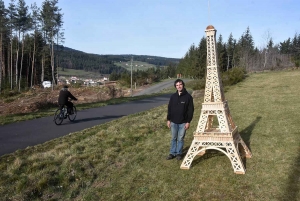 Dunières : il expose une Tour Eiffel en bois au bord de la voie verte