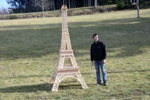 Dunières : il expose une Tour Eiffel en bois au bord de la voie verte