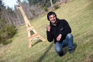 Dunières : il expose une Tour Eiffel en bois au bord de la voie verte