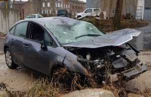 Lapte : la voiture traverse le carrefour et part en tonneau sous la pluie