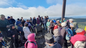 Les Estables : une table « croix du Mézenc » amenée à dos de mulet jusqu&#039;au sommet