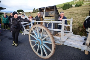 Les Estables : une table « croix du Mézenc » amenée à dos de mulet jusqu&#039;au sommet