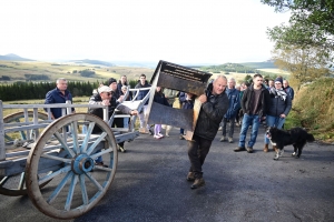 Les Estables : une table « croix du Mézenc » amenée à dos de mulet jusqu&#039;au sommet