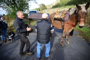 Les Estables : une table « croix du Mézenc » amenée à dos de mulet jusqu&#039;au sommet