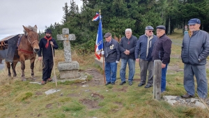 Les Estables : une table « croix du Mézenc » amenée à dos de mulet jusqu&#039;au sommet