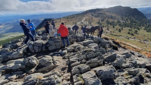 Les Estables : une table « croix du Mézenc » amenée à dos de mulet jusqu&#039;au sommet