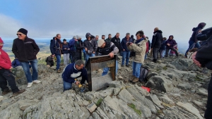 Les Estables : une table « croix du Mézenc » amenée à dos de mulet jusqu&#039;au sommet