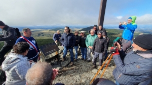 Les Estables : une table « croix du Mézenc » amenée à dos de mulet jusqu&#039;au sommet