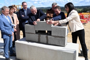 Le maire Alain Fournier pose la première pierre avec Géraldine Barry, directrice déléguée à l’Ehpad, et Marion Odadjian, directrice de l’hôpital d’Yssingeaux