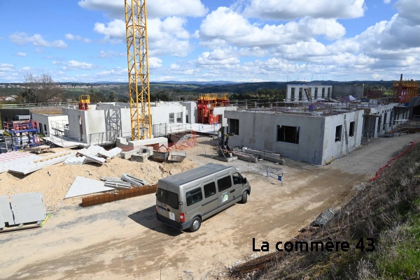 |Le maire Alain Fournier pose la première pierre avec Géraldine Barry, directrice déléguée à l’Ehpad, et Marion Odadjian, directrice de l’hôpital d’Yssingeaux||||||||Crédit Genius Loci Architectes|Crédit Genius Loci Architectes|Crédit Genius Loci Architectes||