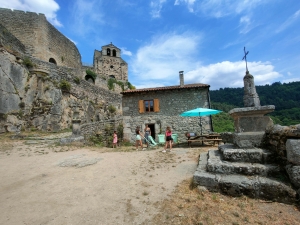 Saint-André-en-Chalencon : ils ouvrent le premier gîte au pied du château de &quot;Chalencon&quot;