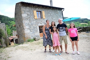 Saint-André-en-Chalencon : ils ouvrent le premier gîte au pied du château de &quot;Chalencon&quot;