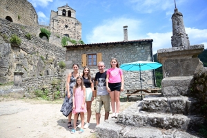 Saint-André-en-Chalencon : ils ouvrent le premier gîte au pied du château de &quot;Chalencon&quot;