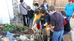 Monistrol-sur-Loire : des mains vertes fabriquent des gouttières de fraisiers et des palettes de pensées