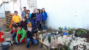 Monistrol-sur-Loire : des mains vertes fabriquent des gouttières de fraisiers et des palettes de pensées