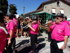 Saint-Romain-Lachalm : un voyage coloré avec les classes en 9