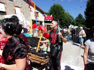 Saint-Romain-Lachalm : un voyage coloré avec les classes en 9