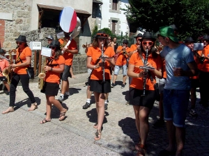 Saint-Romain-Lachalm : un voyage coloré avec les classes en 9