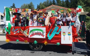 Saint-Romain-Lachalm : un voyage coloré avec les classes en 9