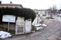 Dunières : une école éphémère en préfabriqués en cours d&#039;installation