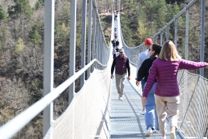 Une fréquentation sensationnelle sur la passerelle himalayenne des gorges du Lignon (vidéo)