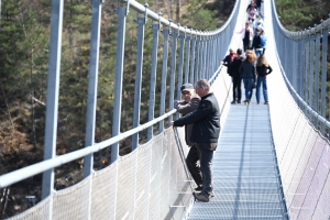 Une fréquentation sensationnelle sur la passerelle himalayenne des gorges du Lignon (vidéo)