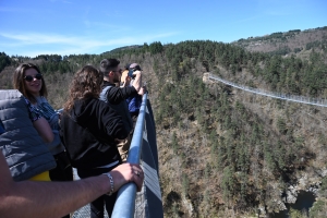 Une fréquentation sensationnelle sur la passerelle himalayenne des gorges du Lignon (vidéo)