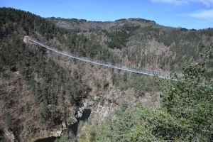 Une fréquentation sensationnelle sur la passerelle himalayenne des gorges du Lignon (vidéo)