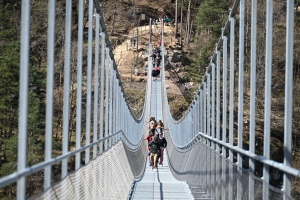 Une fréquentation sensationnelle sur la passerelle himalayenne des gorges du Lignon (vidéo)