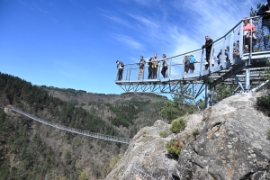 Une fréquentation sensationnelle sur la passerelle himalayenne des gorges du Lignon (vidéo)