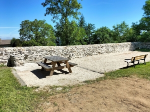 Bessamorel : dix jeunes ont rénové une terrasse en lauze et l&#039;aire de jeux